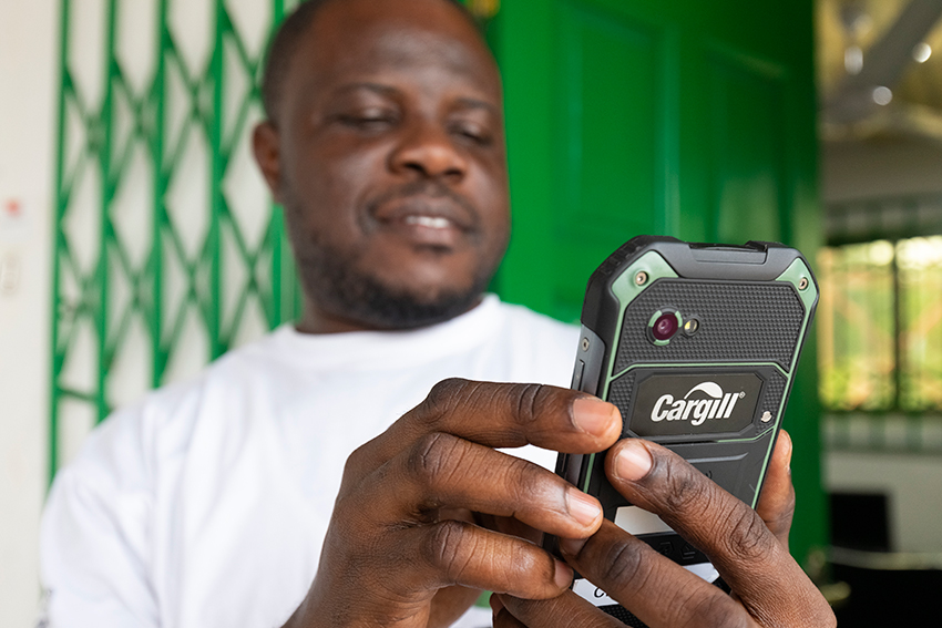 Seorang pria sedang melihat ponselnya