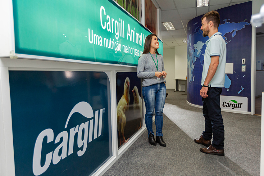 Một người đàn ông và một người phụ nữ tươi cười trò chuyện ở hành lang