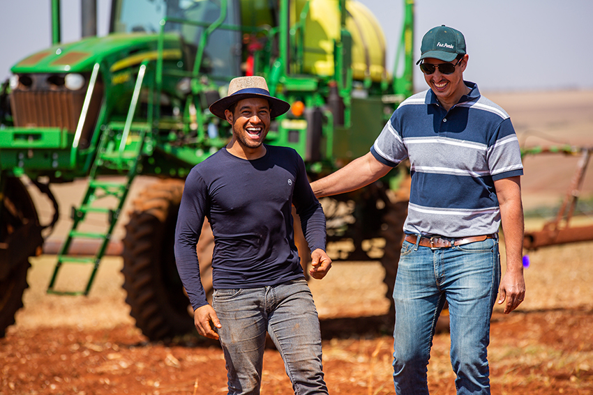 트랙터 앞에서 웃고 있는 두 남성