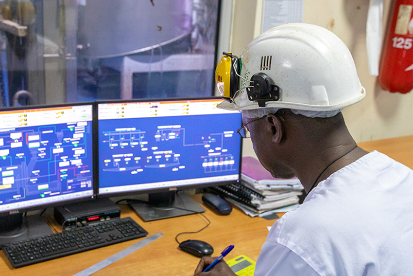 컴퓨터에서 일하고 있는 남성 직원