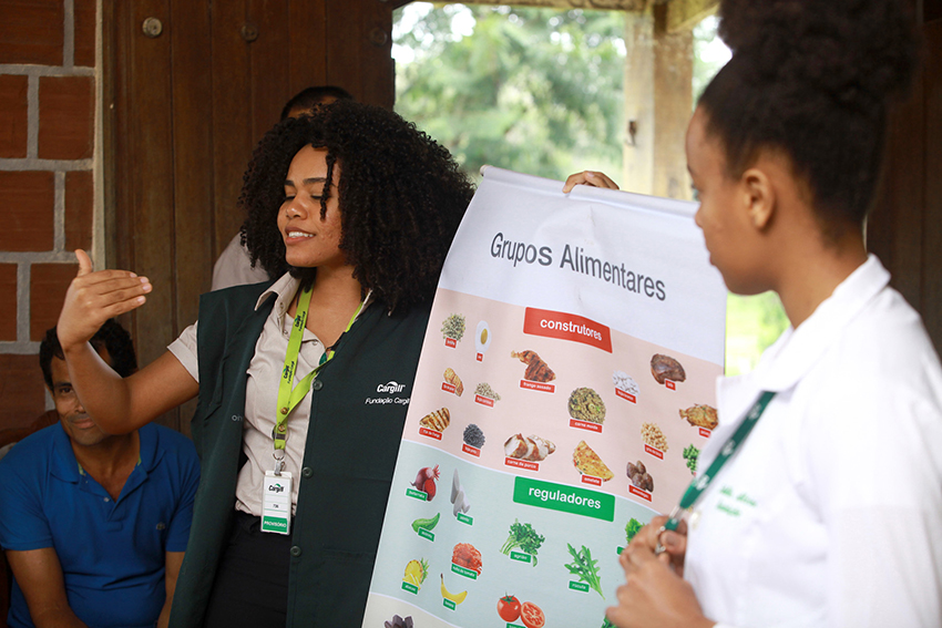 Hai người phụ nữ cầm một tấm áp phích