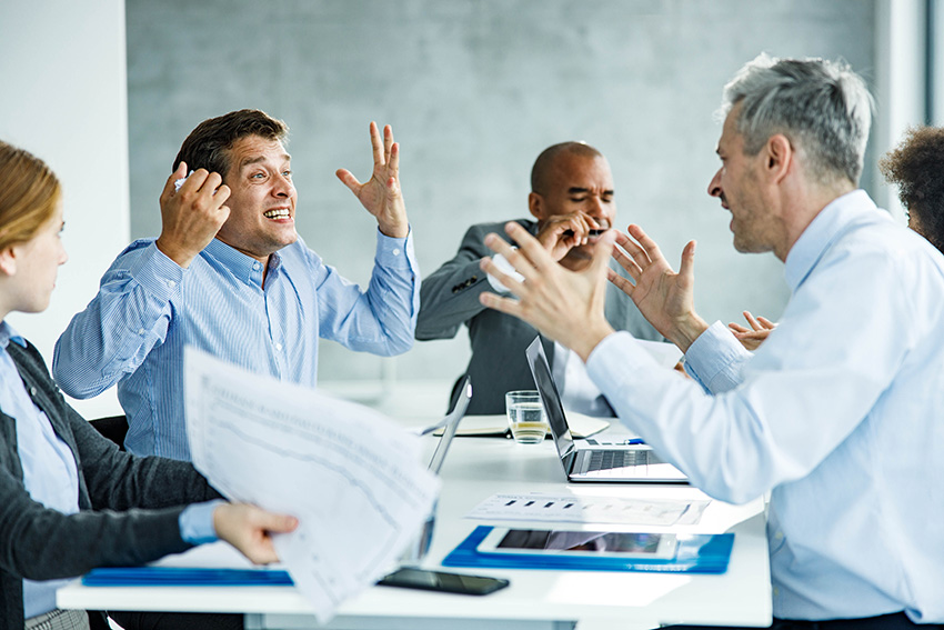 Dua orang duduk di meja sambil berteriak satu sama lain